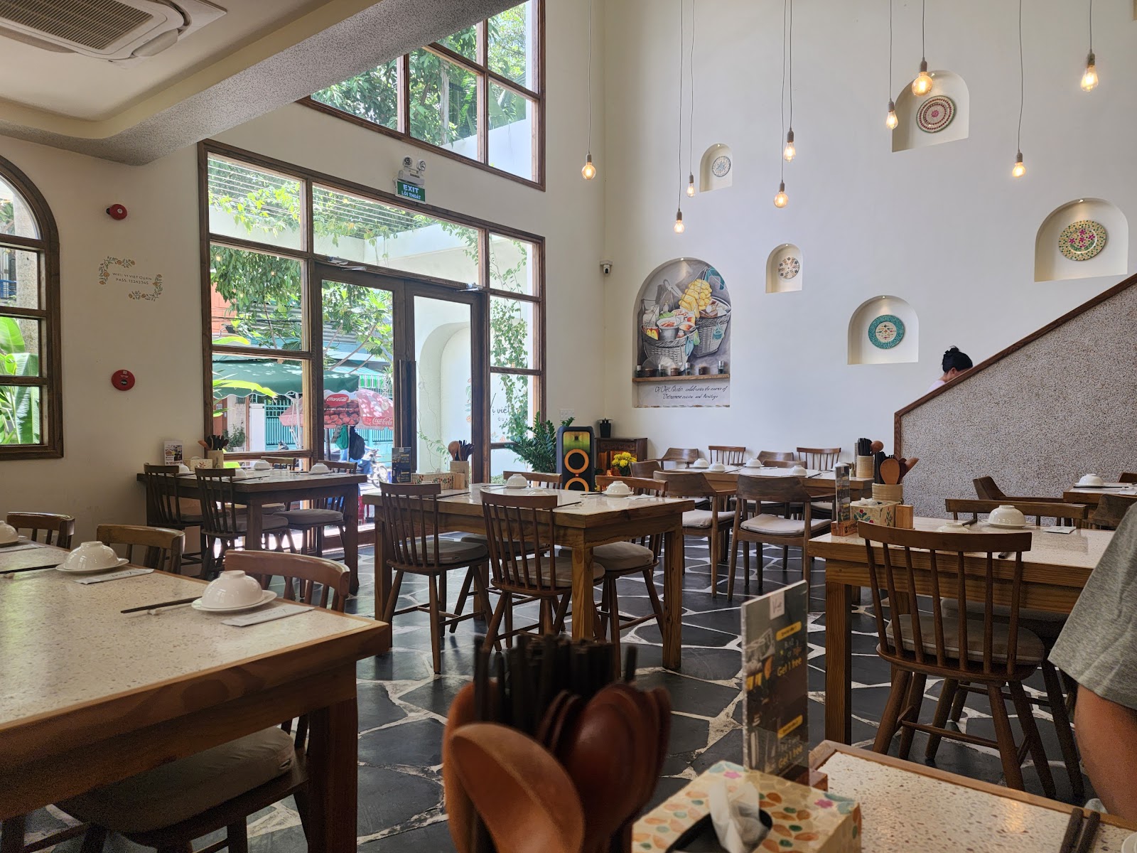 Khu vực bàn ăn sáng sủa